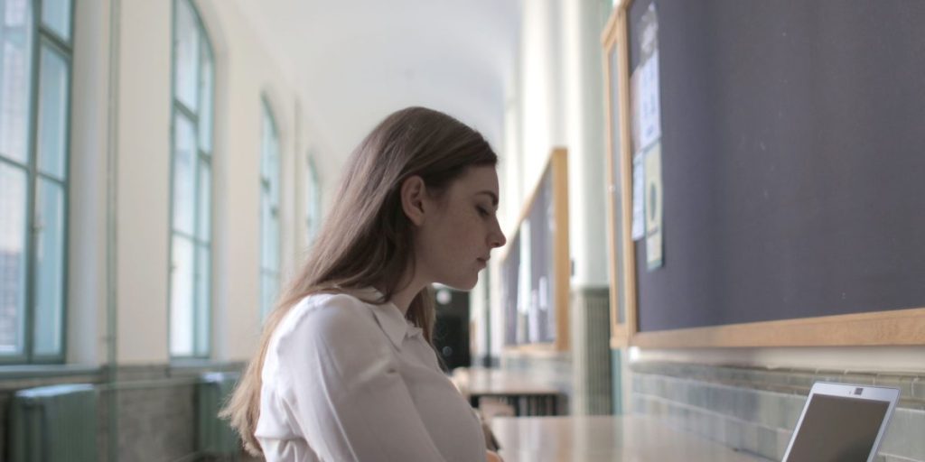 Master Digital Reading Strategies for Better Focus and Retention
