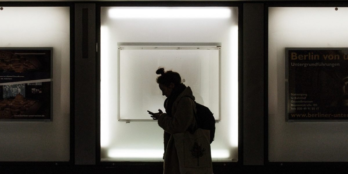 A person effortlessly switching between devices to continue their study session.