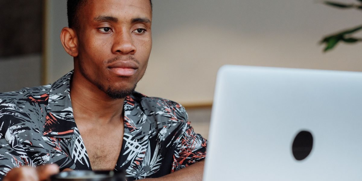 Someone working in a calm environment, symbolizing the choice of distraction-free platforms.